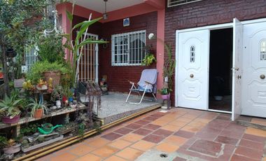 VENTA CASA 5 AMB. MULTIFAMILIAR HURLINGHAM-PILETA
