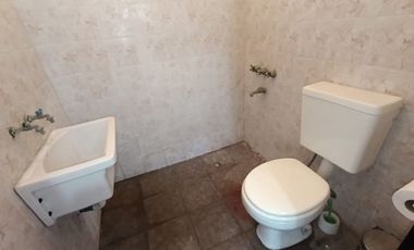 VENTA CASA 5 AMB. MULTIFAMILIAR HURLINGHAM-PILETA