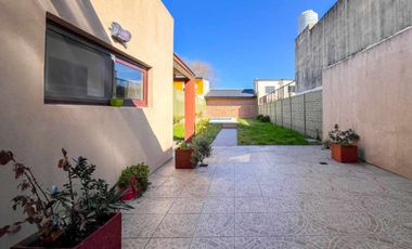 CASA 3 DOMITORIOS EN VENTA BERISSO PILETA