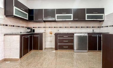 CASA 3 DOMITORIOS EN VENTA BERISSO PILETA