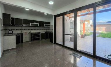 CASA 3 DOMITORIOS EN VENTA BERISSO PILETA