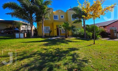 Casa moderna en venta con pileta en San Alfonso | 4 ambientes | Excelente calidad constructiva