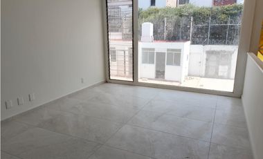 RESIDENCIA ILUMINADA Y CON ESPACIOS GENEROSOS EN SATELITE