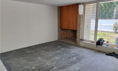 RESIDENCIA ILUMINADA Y CON ESPACIOS GENEROSOS EN SATELITE