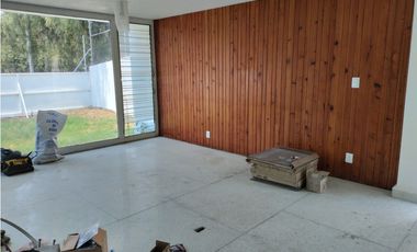 RESIDENCIA ILUMINADA Y CON ESPACIOS GENEROSOS EN SATELITE