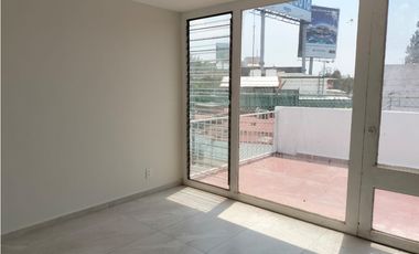 RESIDENCIA ILUMINADA Y CON ESPACIOS GENEROSOS EN SATELITE