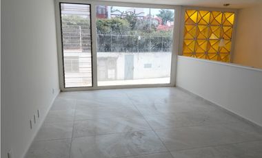 RESIDENCIA ILUMINADA Y CON ESPACIOS GENEROSOS EN SATELITE