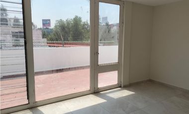RESIDENCIA ILUMINADA Y CON ESPACIOS GENEROSOS EN SATELITE