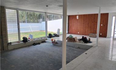 RESIDENCIA ILUMINADA Y CON ESPACIOS GENEROSOS EN SATELITE
