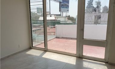 RESIDENCIA ILUMINADA Y CON ESPACIOS GENEROSOS EN SATELITE
