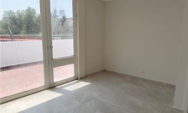 RESIDENCIA ILUMINADA Y CON ESPACIOS GENEROSOS EN SATELITE
