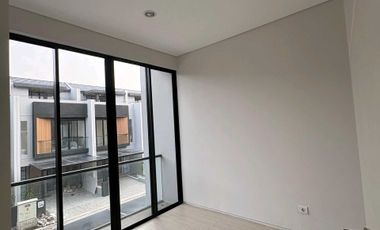 Disewakan Rumah Baru Gress Northwest Central 2LT 3KT LT60m Dekat Universitas Ciputra Surabaya Barat