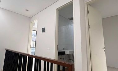 Disewakan Rumah Baru Gress Northwest Central 2LT 3KT LT60m Dekat Universitas Ciputra Surabaya Barat