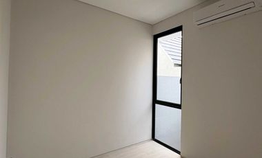 Disewakan Rumah Baru Gress Northwest Central 2LT 3KT LT60m Dekat Universitas Ciputra Surabaya Barat