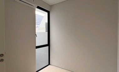 Disewakan Rumah Baru Gress Northwest Central 2LT 3KT LT60m Dekat Universitas Ciputra Surabaya Barat