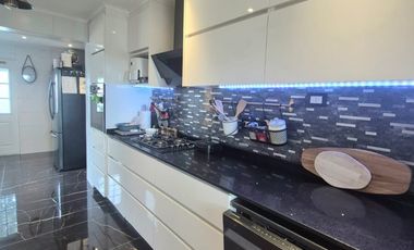 MODERNA Y REMODELADA CASA EN BOSQUE LOS BATROS, SAN PEDRO DE LA PAZ