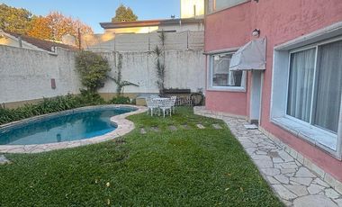 Casa 4 ambientes. Piscina. Olivos.