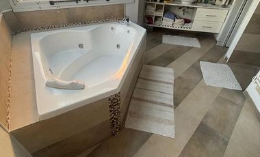 Casa 4 ambientes. Piscina. Olivos.
