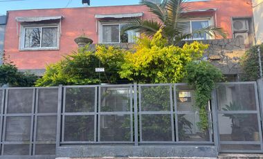 Casa 4 ambientes. Piscina. Olivos.