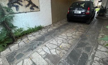 Casa 4 ambientes. Piscina. Olivos.
