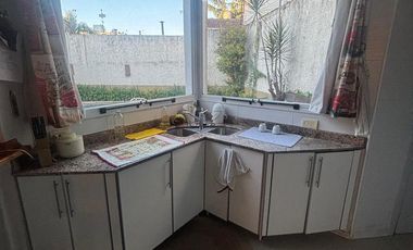 Casa 4 ambientes. Piscina. Olivos.