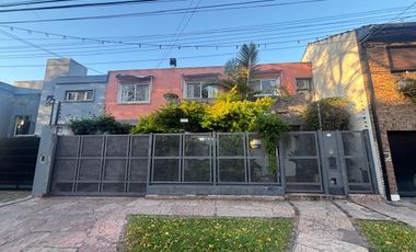 Casa 4 ambientes. Piscina. Olivos.