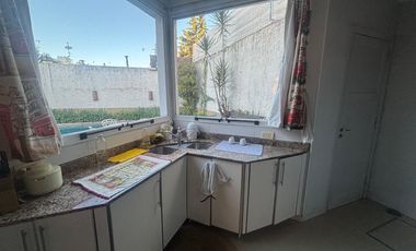Casa 4 ambientes. Piscina. Olivos.