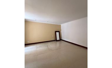 Se Arrienda Apartamento Amplio en Laureles Medellín