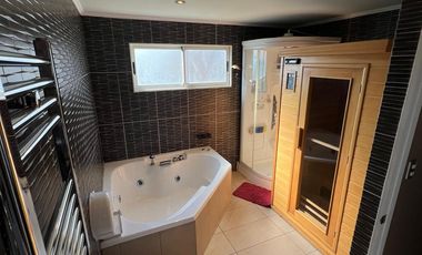 EXCLUSIVA RESIDENCIA EN CONDOMINIO PRIVADO SANTA ELENA
