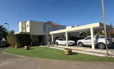 EXCLUSIVA RESIDENCIA EN CONDOMINIO PRIVADO SANTA ELENA