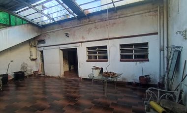 VENTA PERMUTA CASA C/COCHERA CASEROS A REFACCIONAR