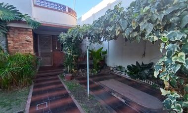 VENTA PERMUTA CASA C/COCHERA CASEROS A REFACCIONAR