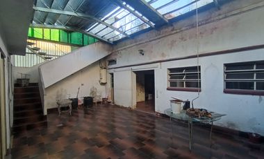 VENTA PERMUTA CASA C/COCHERA CASEROS A REFACCIONAR