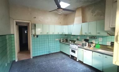VENTA PERMUTA CASA C/COCHERA CASEROS A REFACCIONAR
