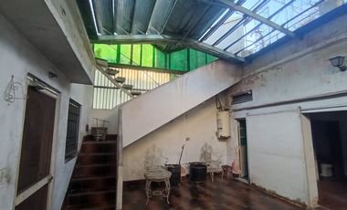 VENTA PERMUTA CASA C/COCHERA CASEROS A REFACCIONAR