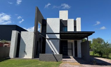 CASA DE 3 DORMITORIOS  A ESTRENAR