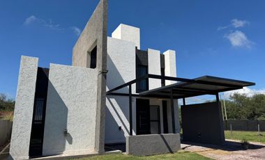 CASA DE 3 DORMITORIOS  A ESTRENAR