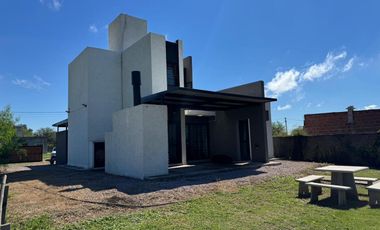 CASA DE 3 DORMITORIOS  A ESTRENAR
