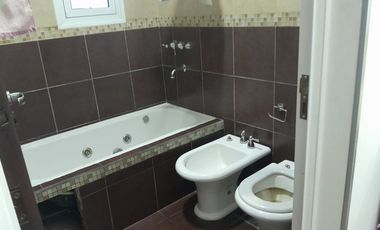 VENTA CASA 4 DORM. B° S.JUAN BAUTISTA C/PILETA V.M
