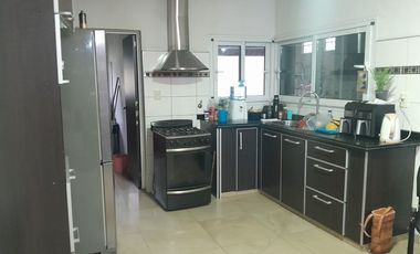 VENTA CASA 4 DORM. B° S.JUAN BAUTISTA C/PILETA V.M