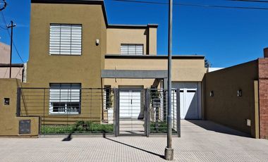 VENTA CASA 4 DORM. B° S.JUAN BAUTISTA C/PILETA V.M