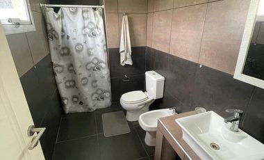 DEPARTAMENTO TIPO CASA EN PRIMER PISO CON TERRAZA PARRILLA EN ALQUILER