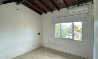 DEPARTAMENTO TIPO CASA EN PRIMER PISO CON TERRAZA PARRILLA EN ALQUILER