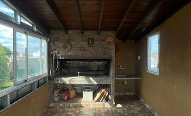 DEPARTAMENTO TIPO CASA EN PRIMER PISO CON TERRAZA PARRILLA EN ALQUILER