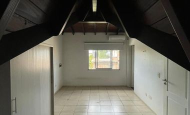 DEPARTAMENTO TIPO CASA EN PRIMER PISO CON TERRAZA PARRILLA EN ALQUILER