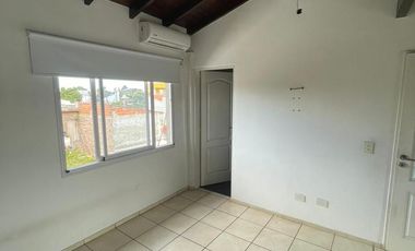 DEPARTAMENTO TIPO CASA EN PRIMER PISO CON TERRAZA PARRILLA EN ALQUILER