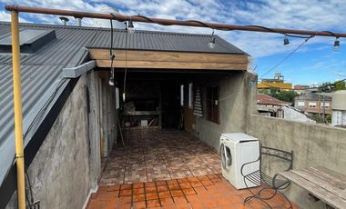 DEPARTAMENTO TIPO CASA EN PRIMER PISO CON TERRAZA PARRILLA EN ALQUILER