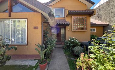 CASA 4D 2B CON ESTACIONAMIENTO Y PATIO EN LIMONARES