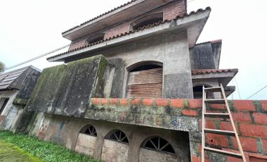 Venta amplia casa aterminar enesquina Pavon Arriba