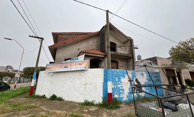 Venta amplia casa aterminar enesquina Pavon Arriba